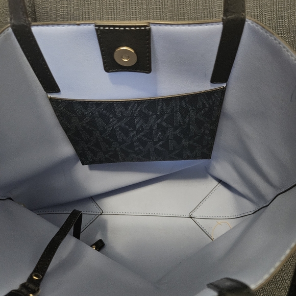 Michael Kors Jet Set Charm Tote - Picture 5 of 6